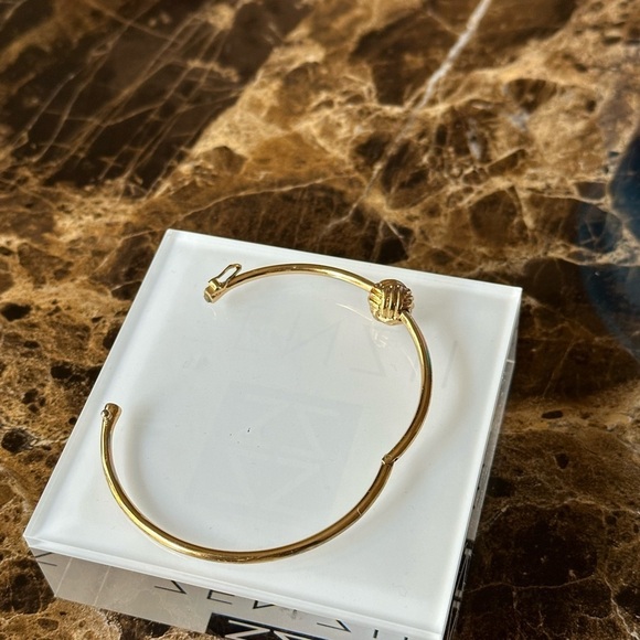 Kate Spade Gold Tone Knot Bracelet With Magnetic Hook Closure Elegant Classy - Picture 5 of 7